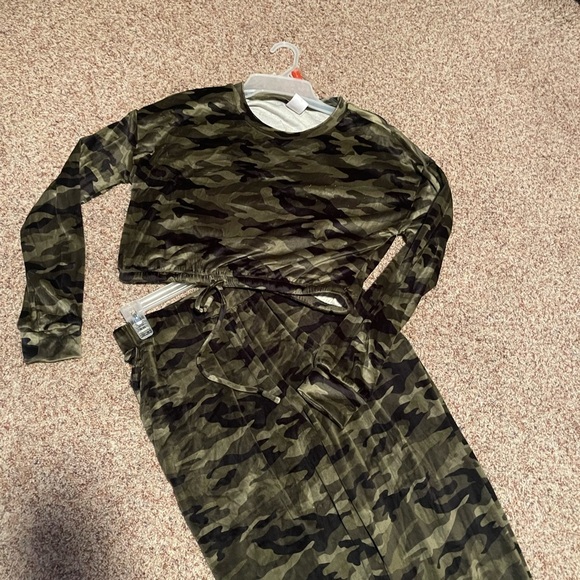 Womens Camo Print Lounge Set size medium 7-9 - Picture 3 of 3
